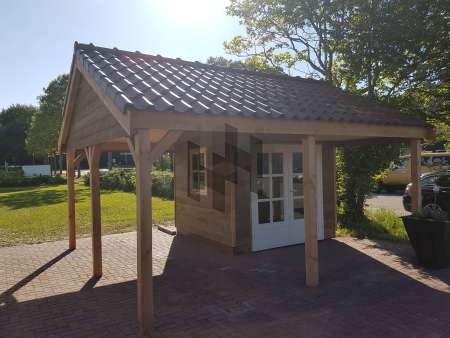 Tuinhuis met overkapping uitgevoerd in geimpregneerd Douglas staat op ons showterrein te Castricum.